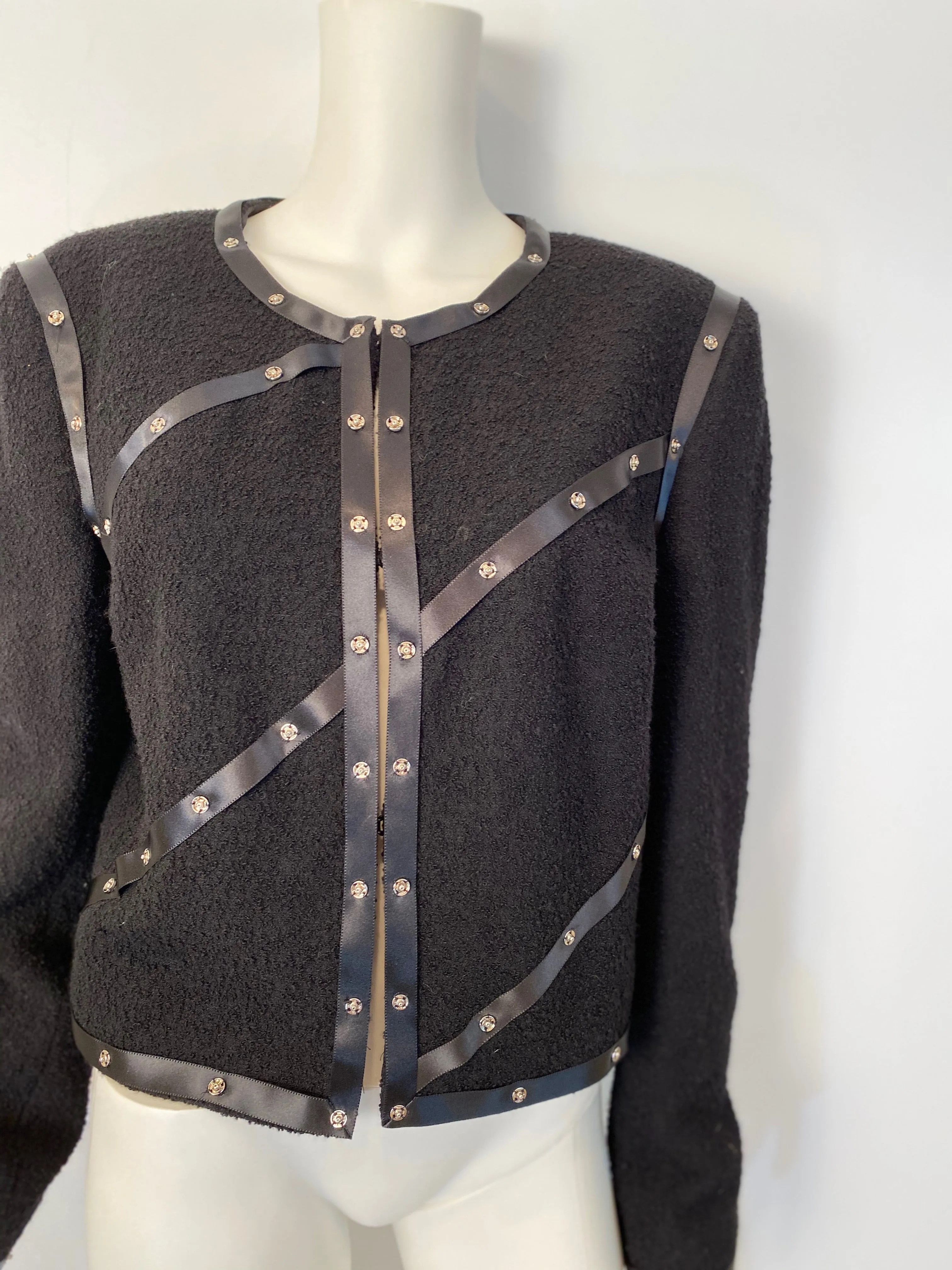 Chanel 2003 Fall 03A Snap Collection black Cropped Boucle Tweed Jacket FR 42 US 4/6/8