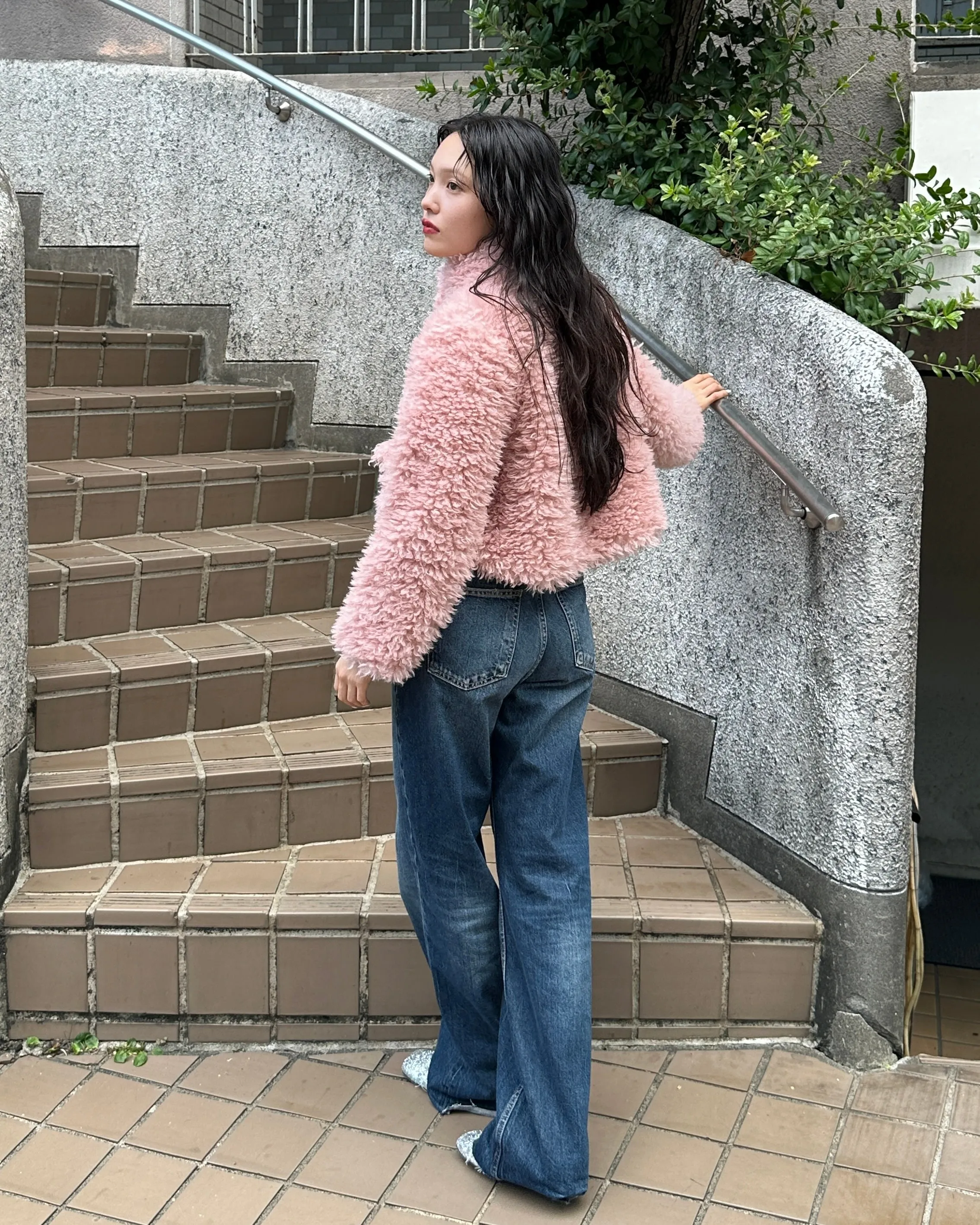 Cropped fur jacket (beige / pink)