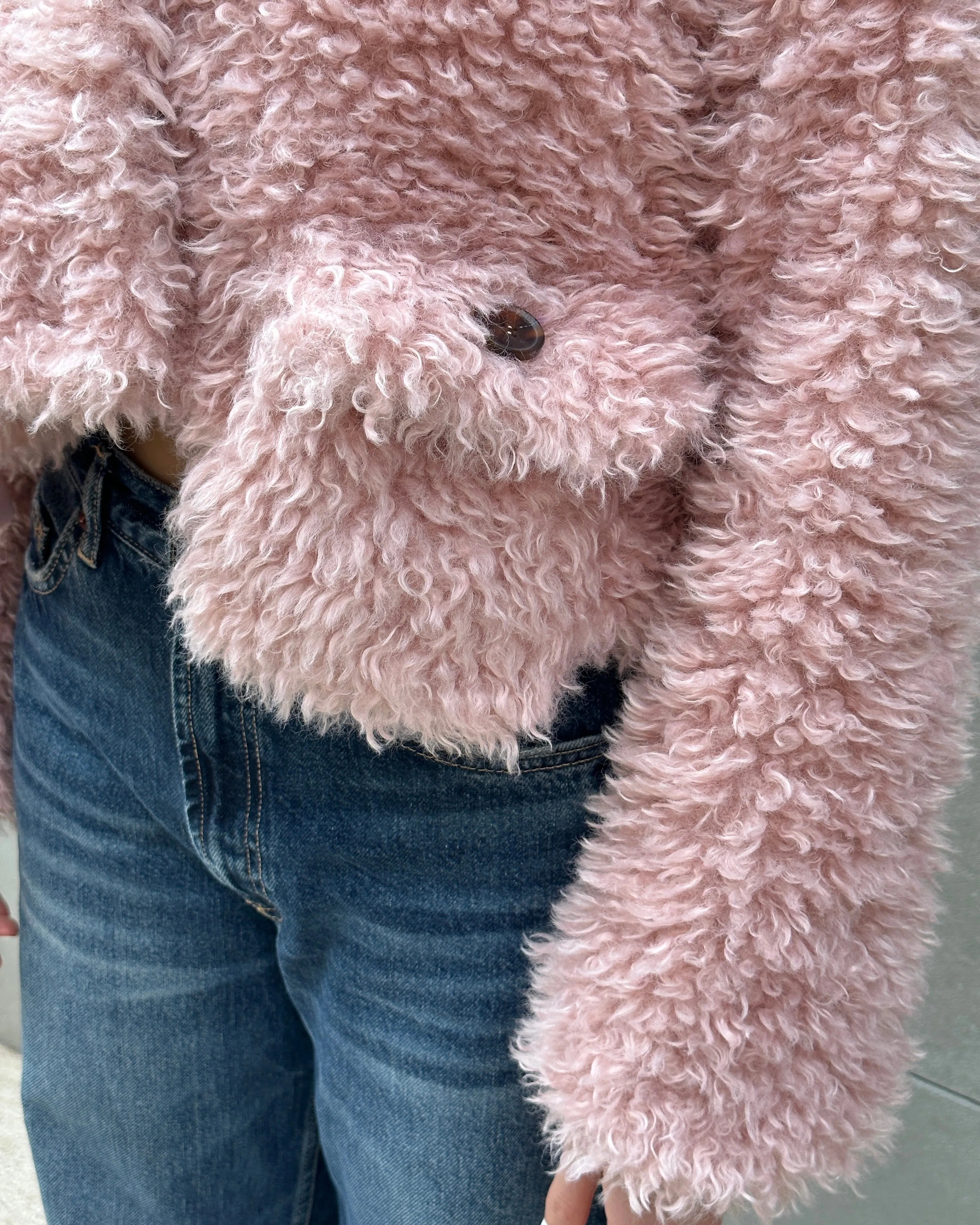 Cropped fur jacket (beige / pink)