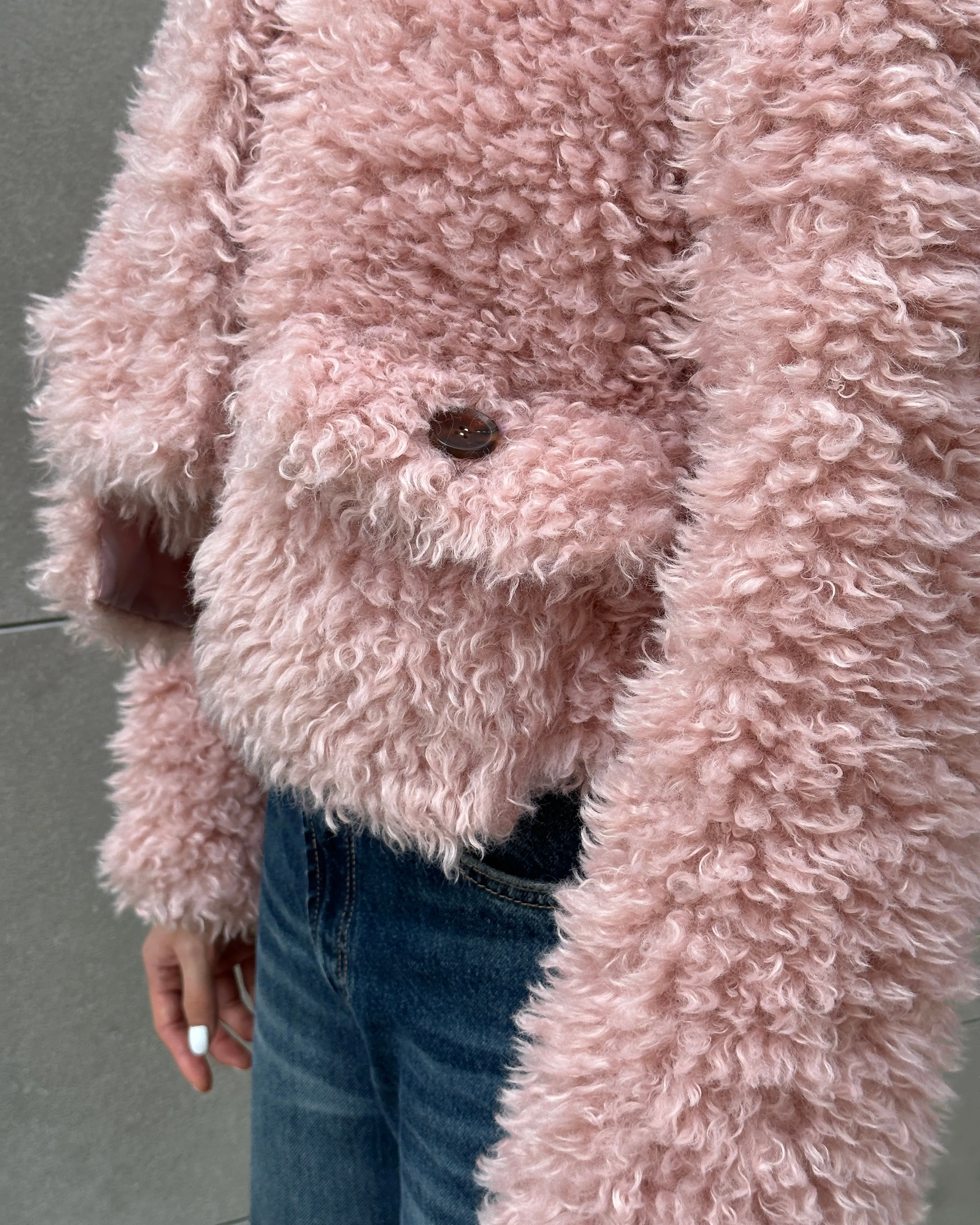 Cropped fur jacket (beige / pink)