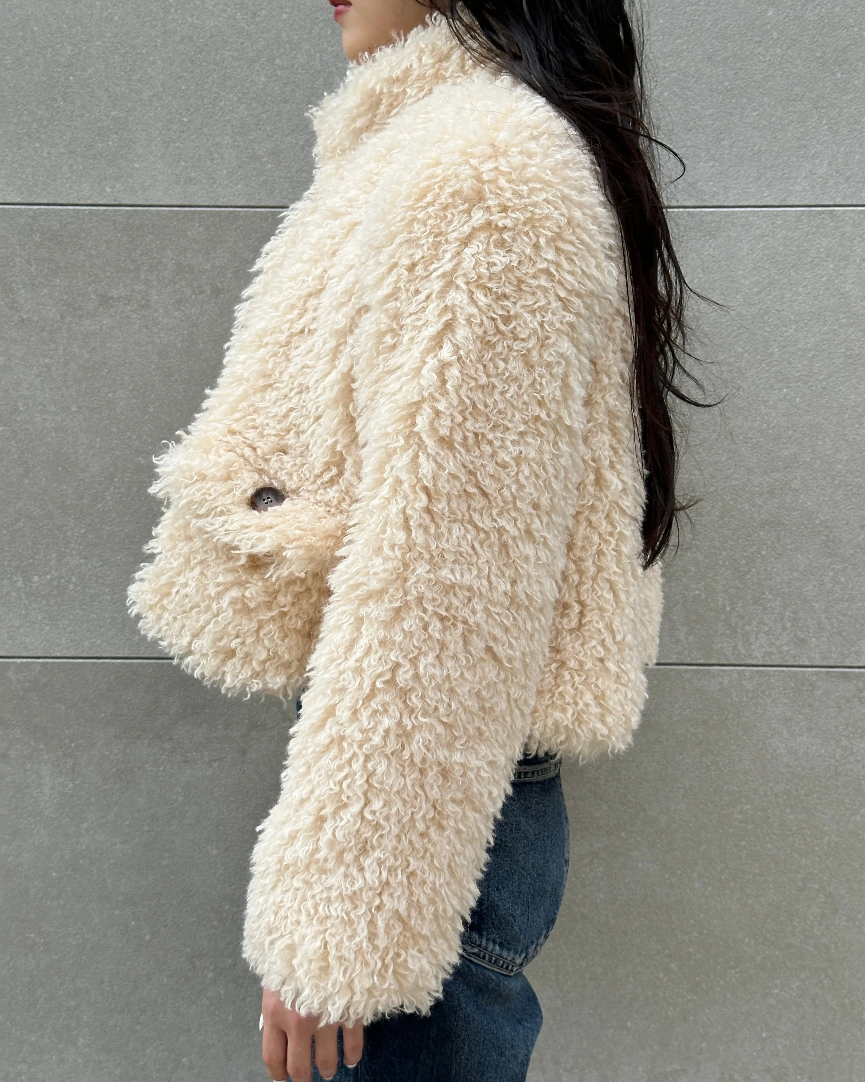 Cropped fur jacket (beige / pink)